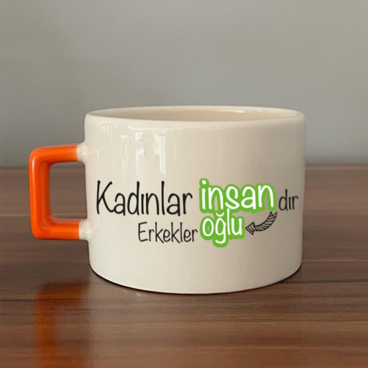 Kadınlar İnsandır, Erkekler İnsanoğlu Baskılı Kadınlar Günü Turuncu Kulplu Kare Espresso Fincanı