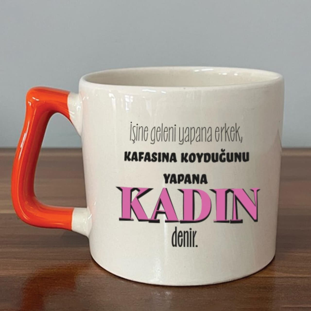 İşine Geleni Yapana Erkek Baskılı Kadınlar Günü Turuncu Kulplu Prime Kupa