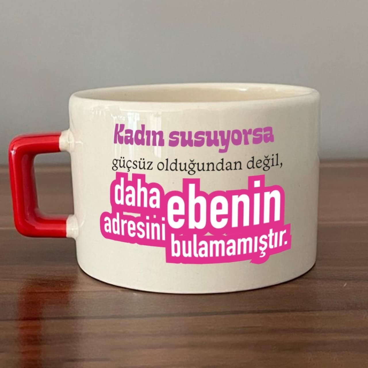 Kadın Susuyorsa Baskılı Kadınlar Günü Kırmızı Kulplu Kare Espresso Fincanı