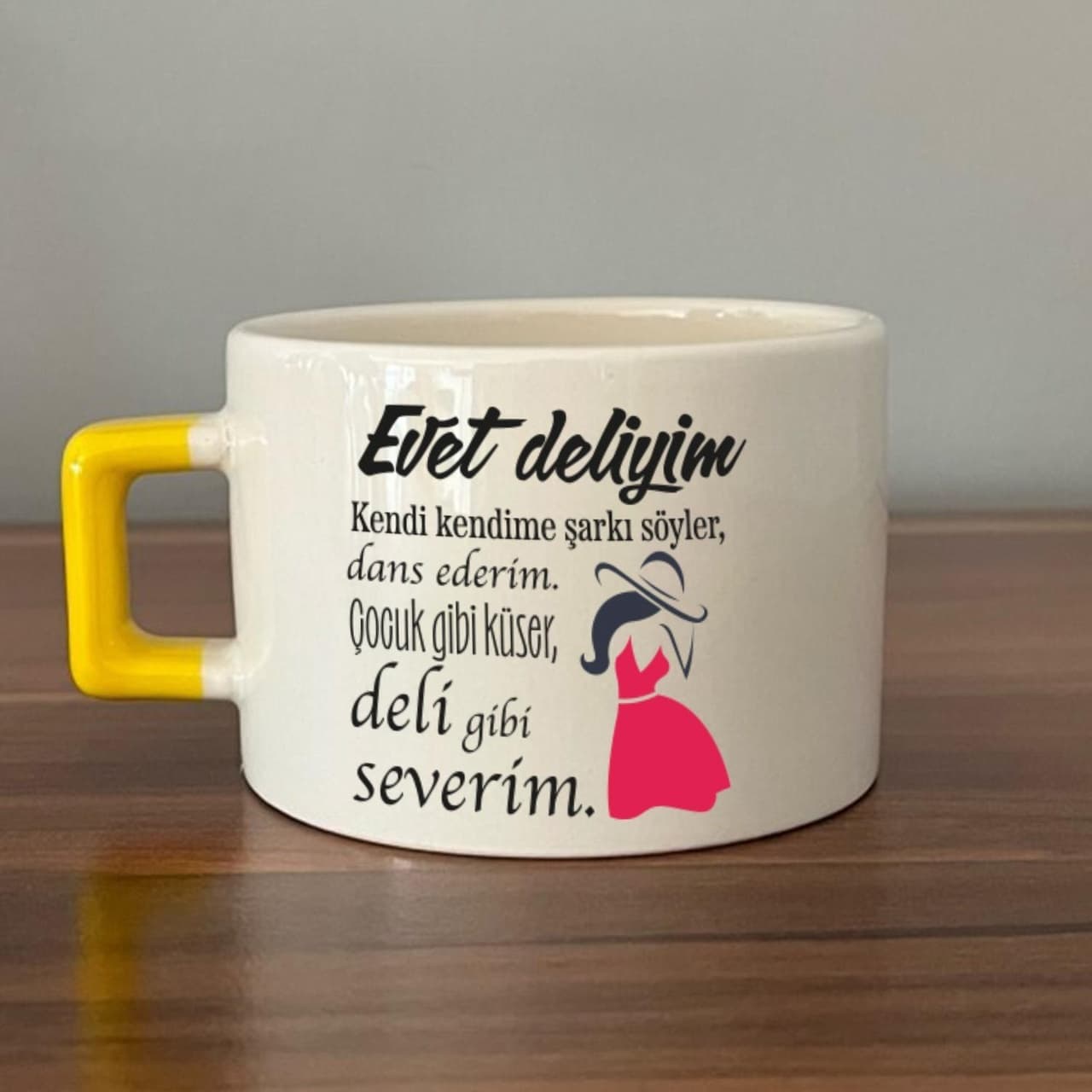 Evet Deliyim Baskılı Kadınlar Günü Sarı Kulplu Kare Espresso Fincanı