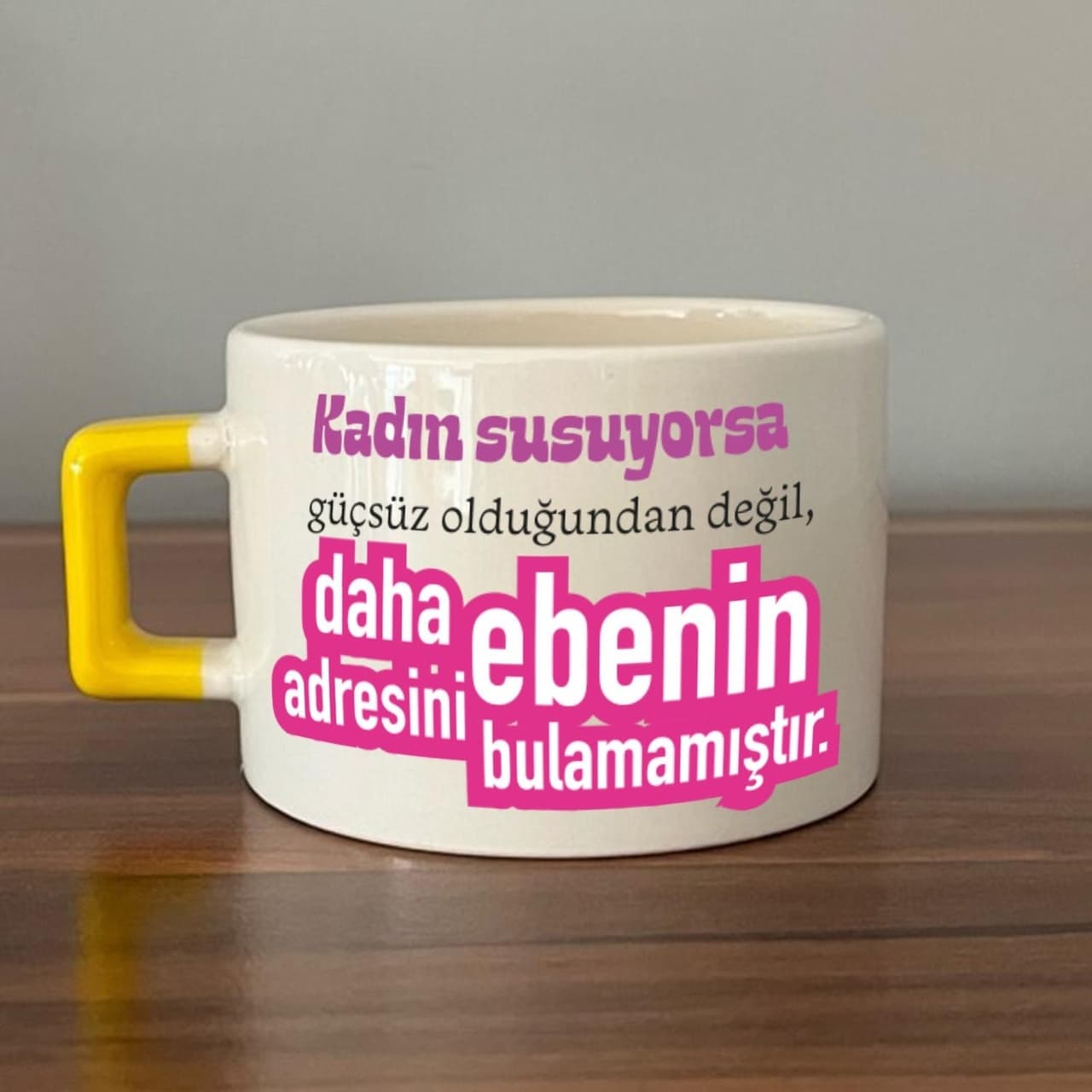 Kadın Susuyorsa Baskılı Kadınlar Günü Sarı Kulplu Kare Espresso Fincanı