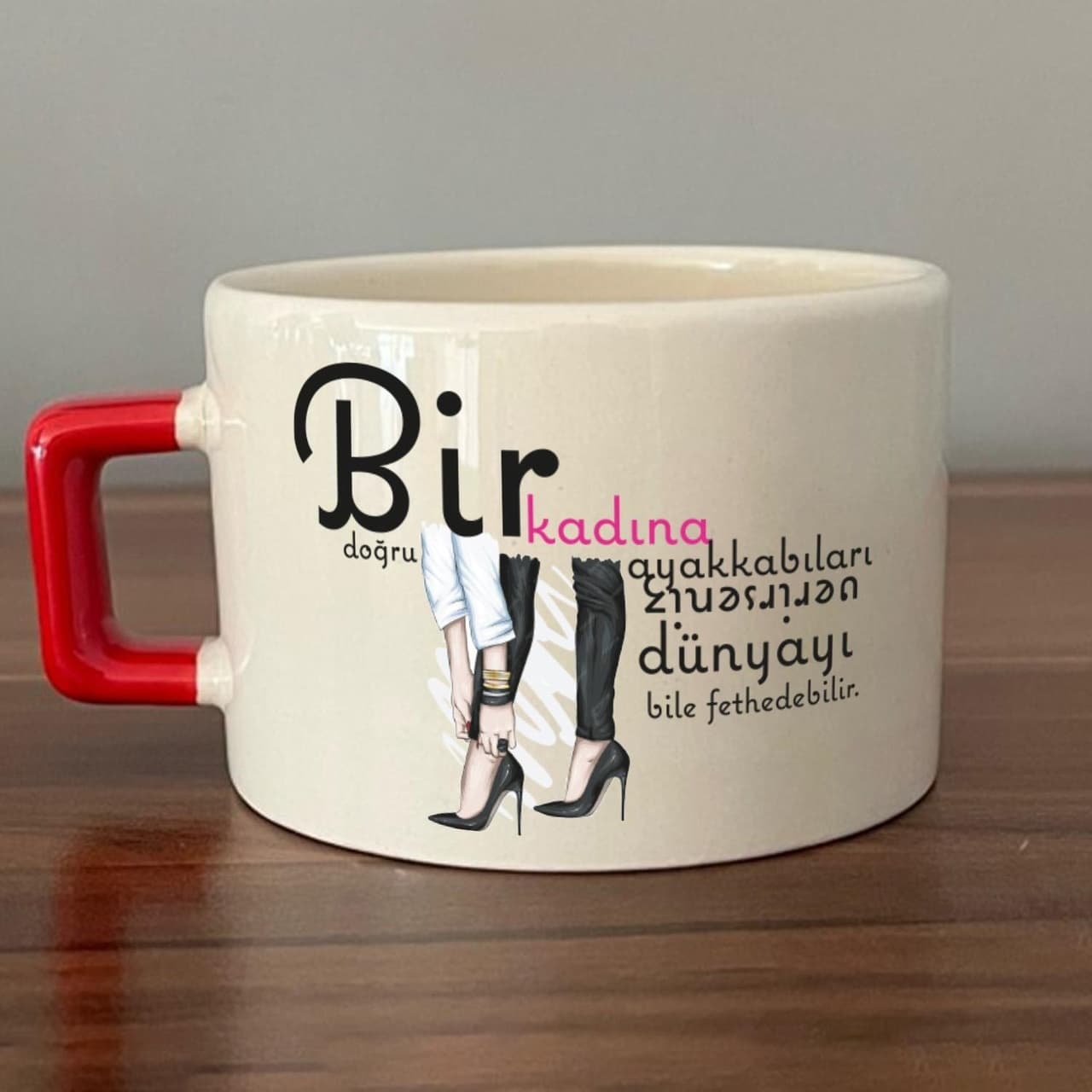 Bir Kadına Doğru Ayakkabıları Verirseniz Baskılı Kadınlar Günü Kırmızı Kulplu Kare Espresso Fincanı
