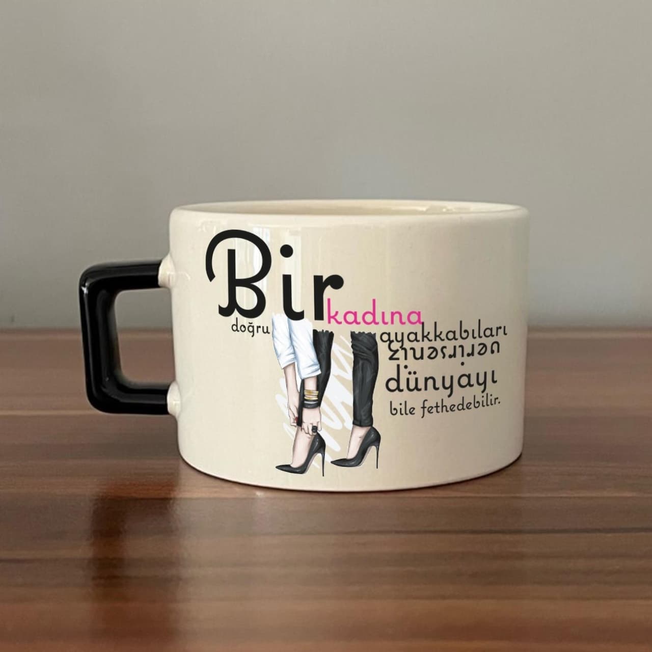 Bir Kadına Doğru Ayakkabıları Verirseniz Baskılı Kadınlar Günü Siyah Kulplu Kare Espresso Fincanı