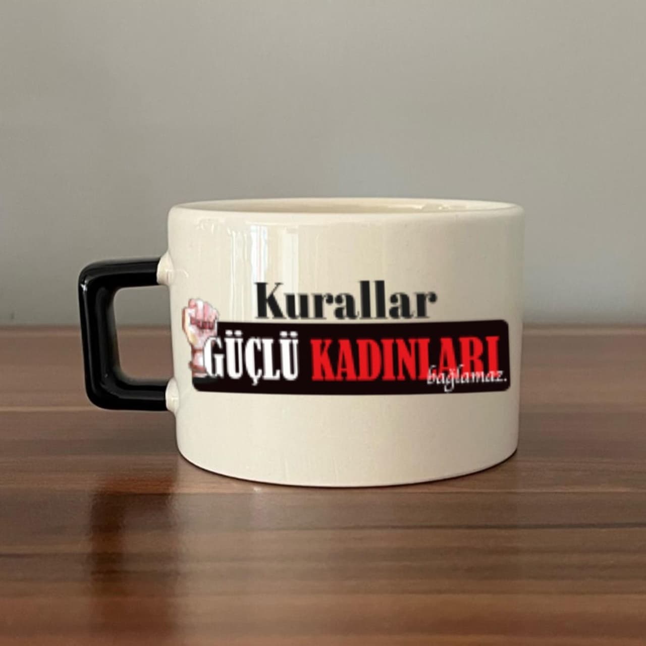 Kurallar Güçlü Kadınları Bağlamaz Baskılı Kadınlar Günü Siyah Kulplu Kare Espresso Fincanı