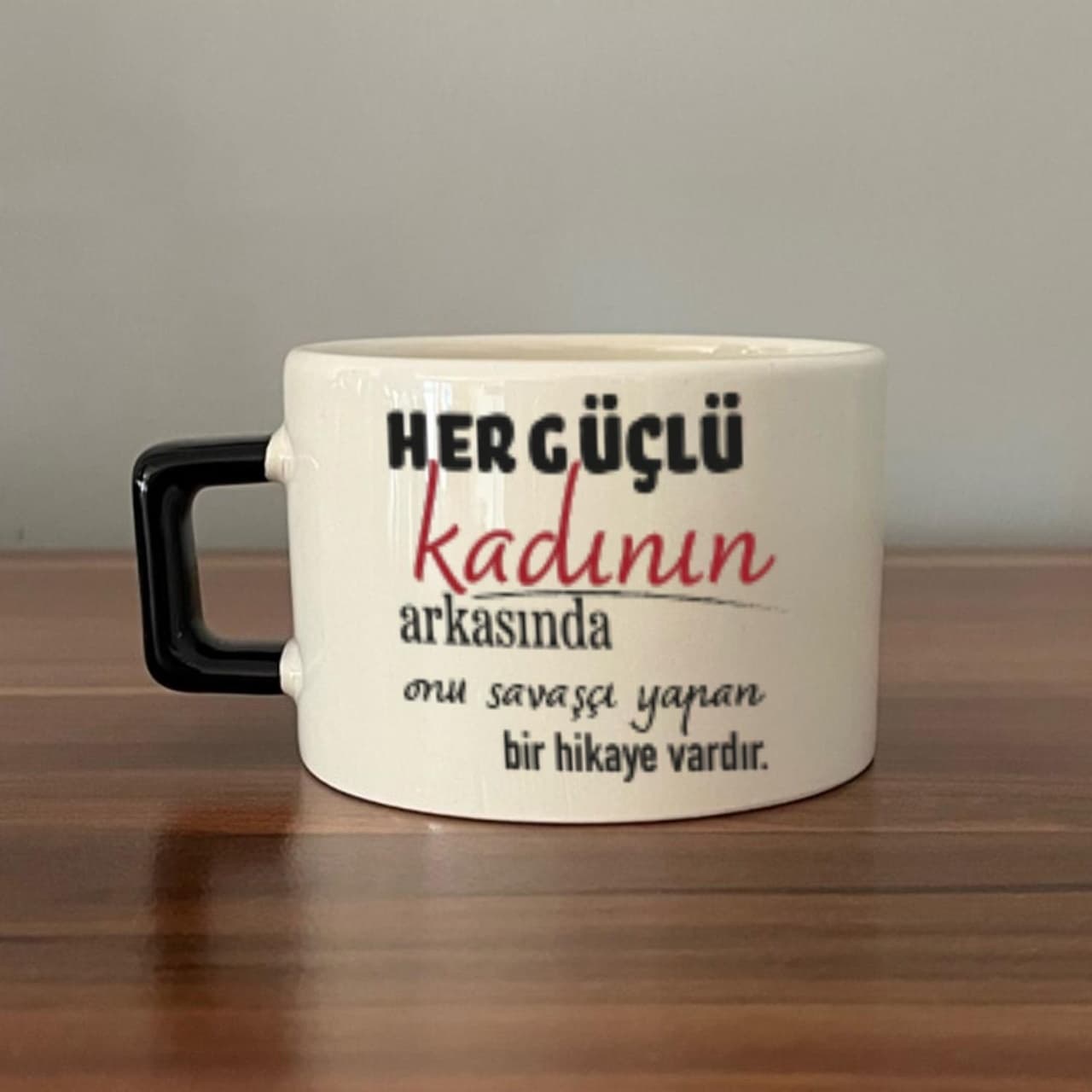 Her Güçlü Kadının Arkasında Baskılı Kadınlar Günü Siyah Kulplu Kare Espresso Fincanı