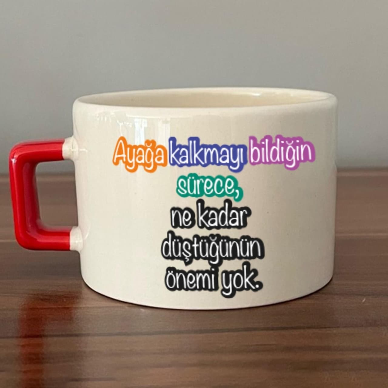Ayağa Kalkmayı Bildiğin Sürece Baskılı Kadınlar Günü Kırmızı Kulplu Kare Espresso Fincanı