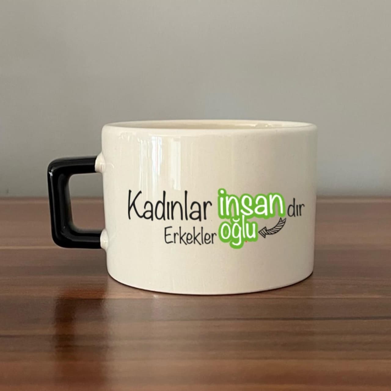 Kadınlar İnsandır, Erkekler İnsanoğlu Baskılı Kadınlar Günü Siyah Kulplu Kare Espresso Fincanı