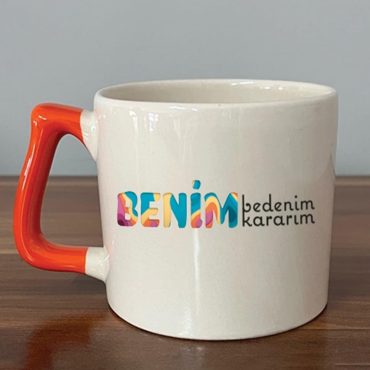 Mor Mürekkep Benim Bedenim, Benim Kararım Baskılı Kadınlar Günü Turuncu Kulplu Prime Kupa