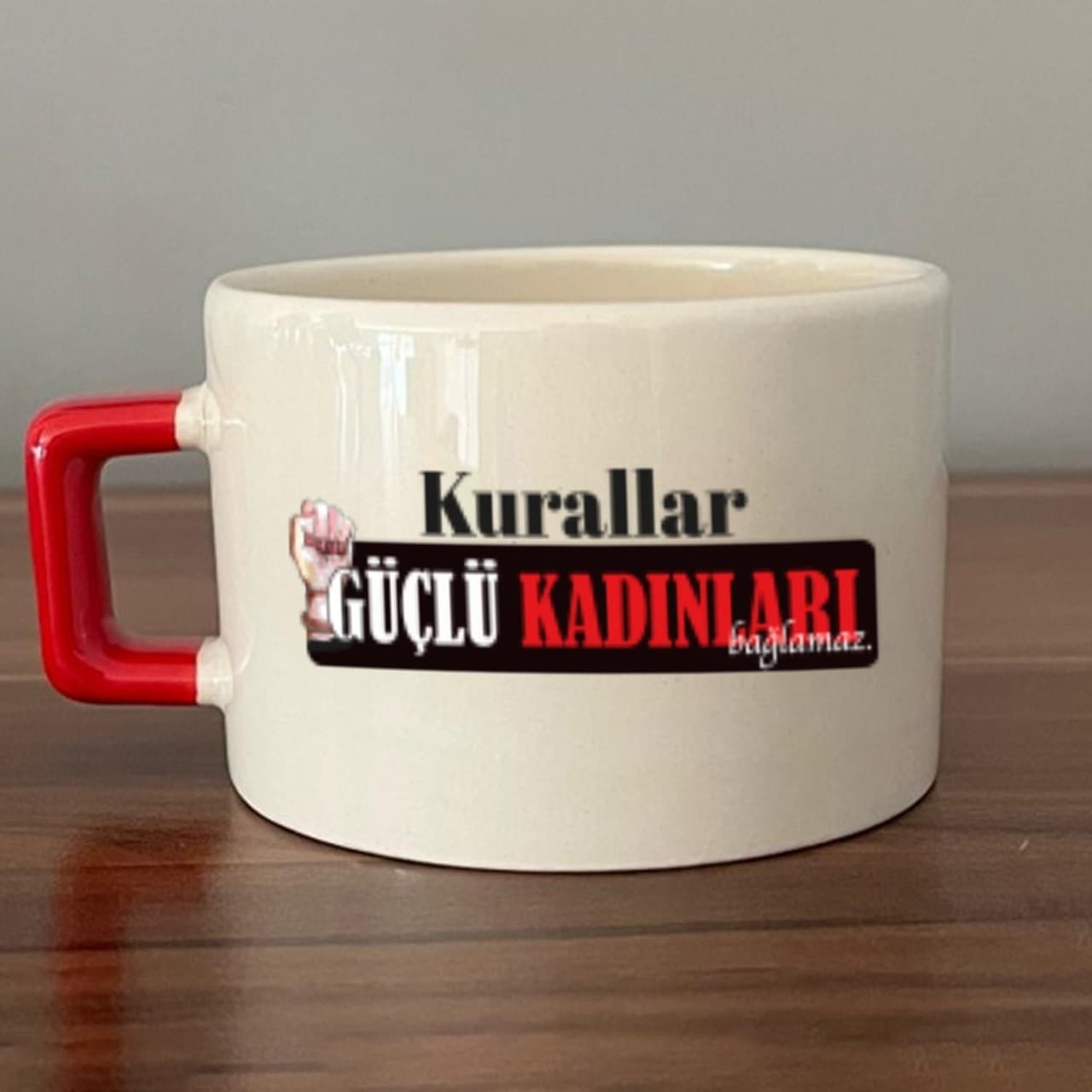 Kurallar Güçlü Kadınları Bağlamaz Baskılı Kadınlar Günü Kırmızı Kulplu Kare Espresso Fincanı