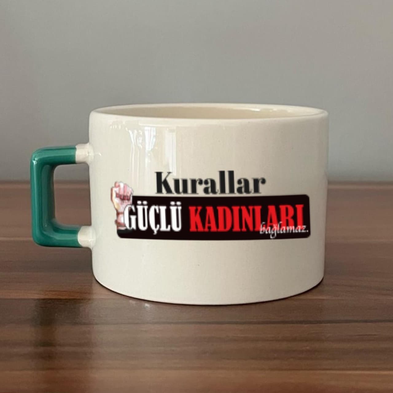 Kurallar Güçlü Kadınları Bağlamaz Baskılı Kadınlar Günü Yeşil Kulplu Kare Espresso Fincanı