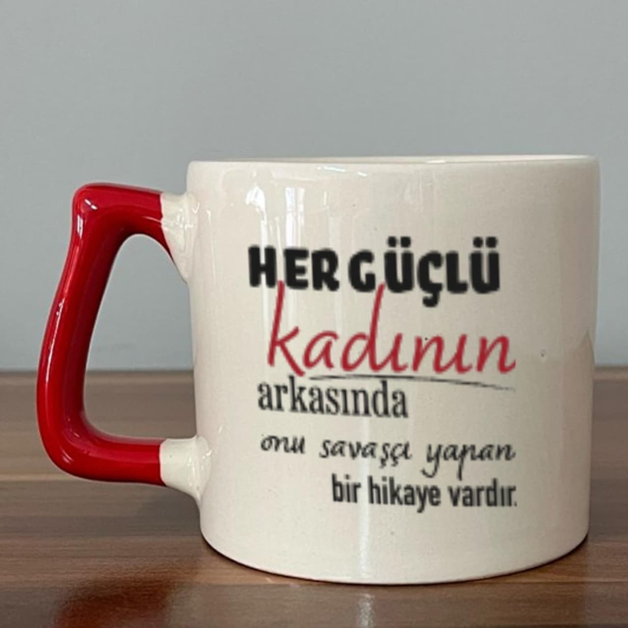 Her Güçlü Kadının Arkasında Baskılı Kadınlar Günü Kırmızı Kulplu Prime Kupa