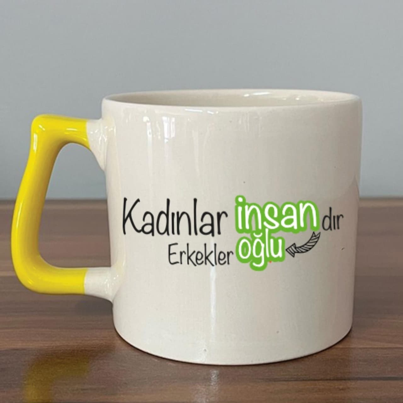 Kadınlar İnsandır, Erkekler İnsanoğlu Baskılı Kadınlar Günü Sarı Kulplu Prime Kupa