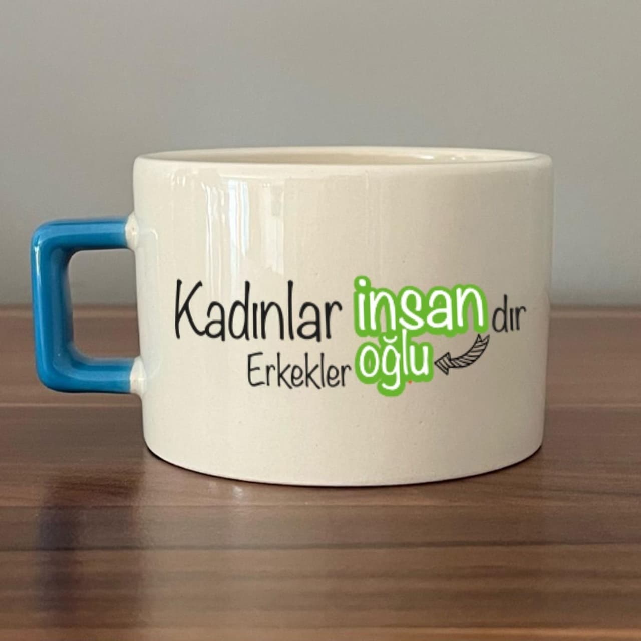 Kadınlar İnsandır, Erkekler İnsanoğlu Baskılı Kadınlar Günü Mavi Kulplu Kare Espresso Fincanı