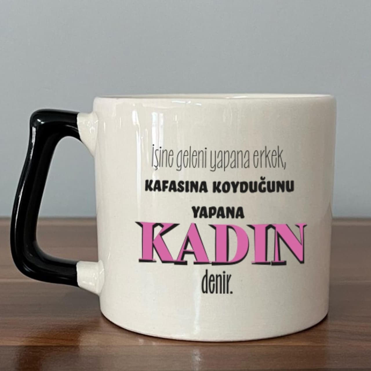 İşine Geleni Yapana Erkek Baskılı Kadınlar Günü Siyah Kulplu Prime Kupa