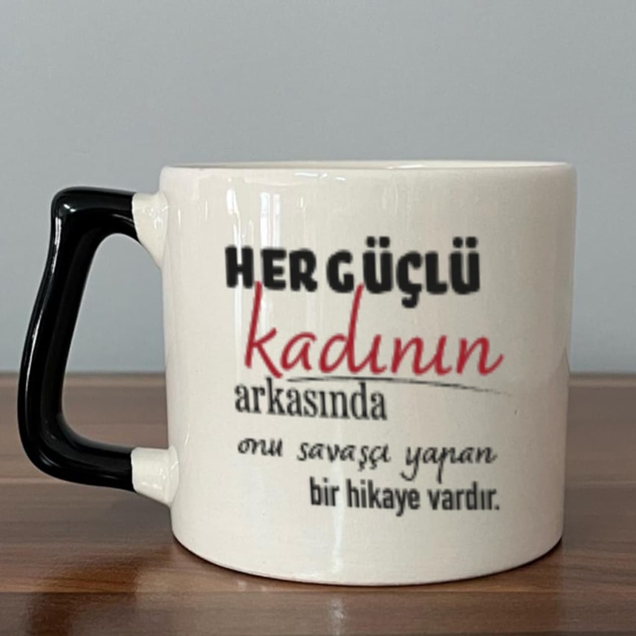 Her Güçlü Kadının Arkasında Baskılı Kadınlar Günü Siyah Kulplu Prime Kupa