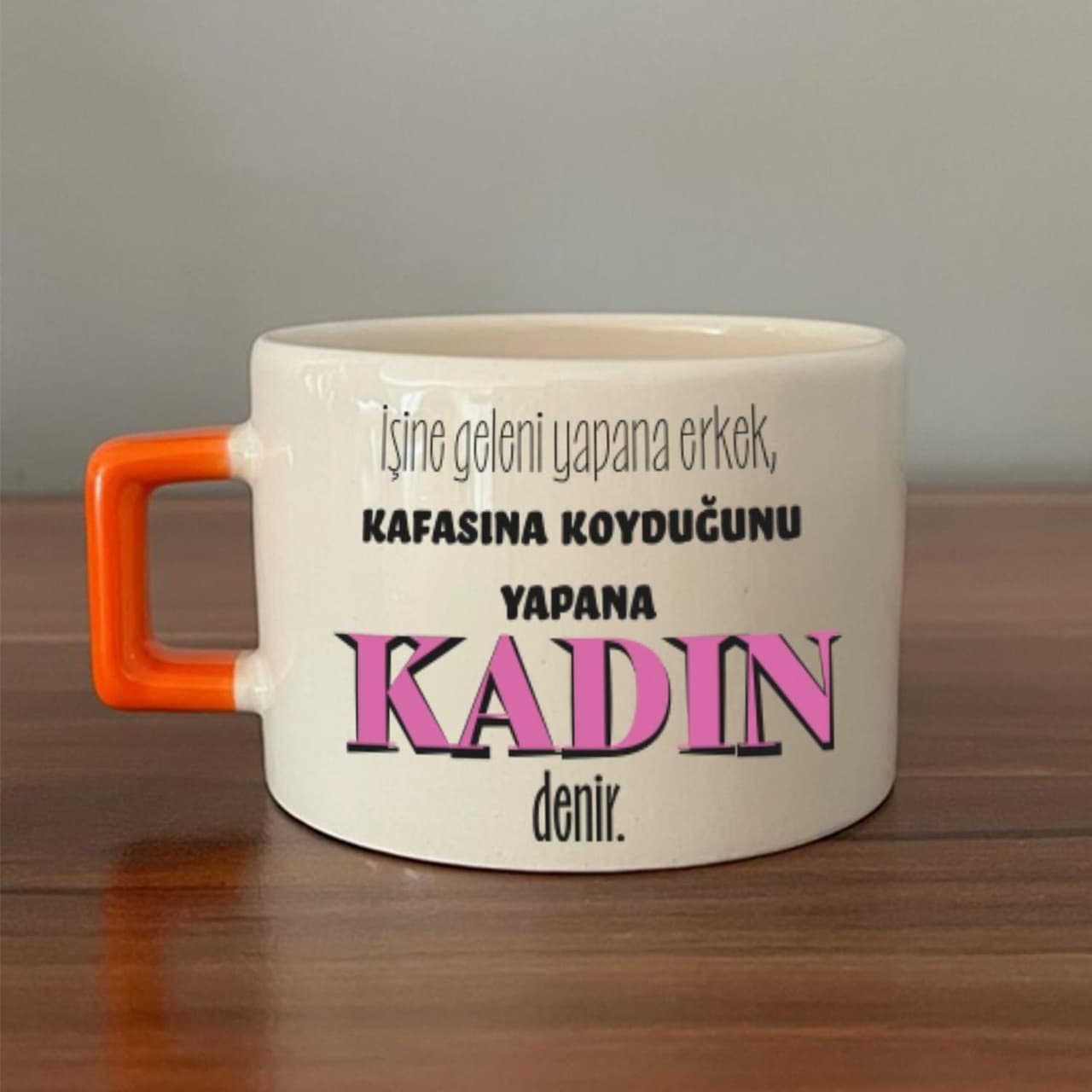 İşine Geleni Yapana Erkek Baskılı Kadınlar Günü Turuncu Kulplu Kare Espresso Fincanı