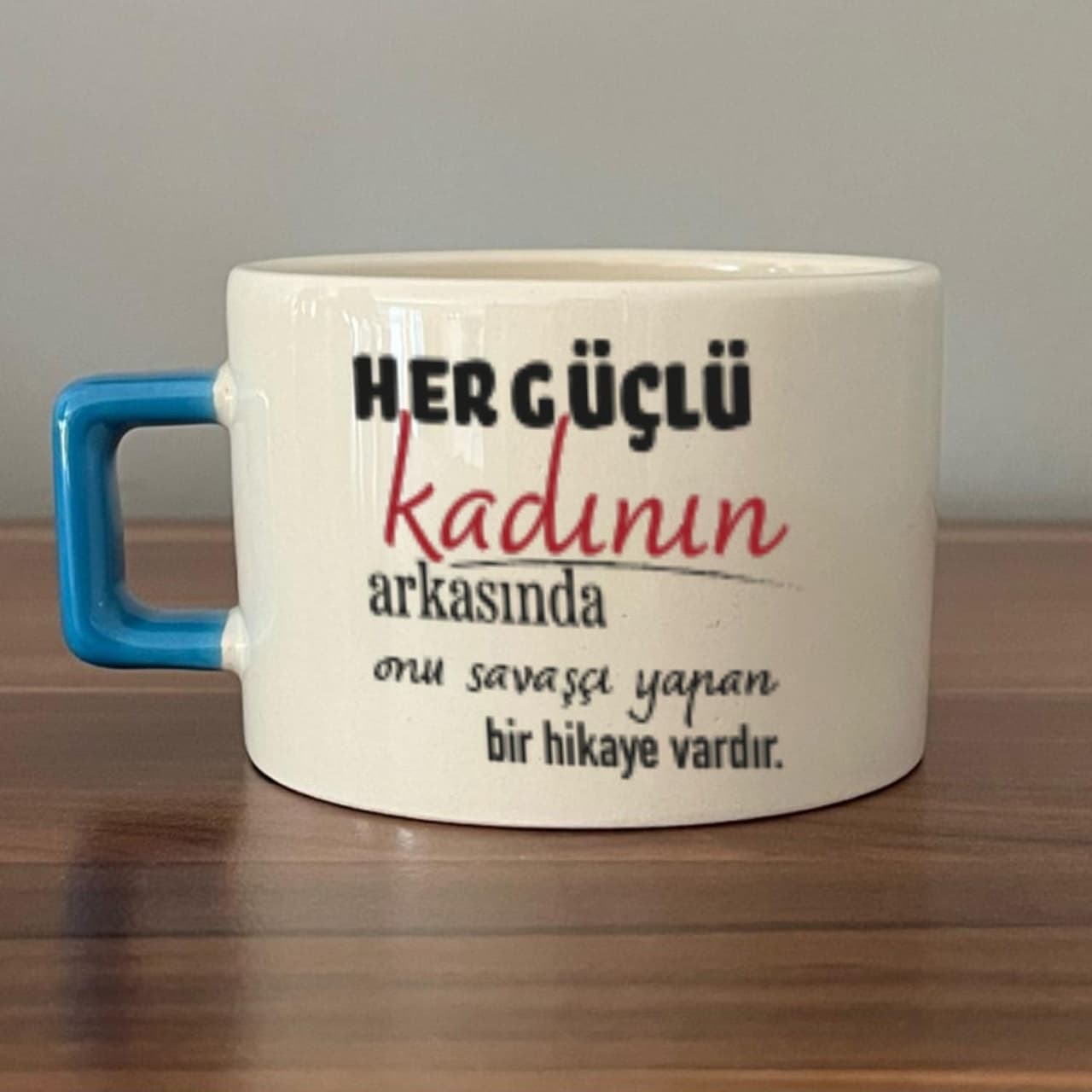 Her Güçlü Kadının Arkasında Baskılı Kadınlar Günü Mavi Kulplu Kare Espresso Fincanı
