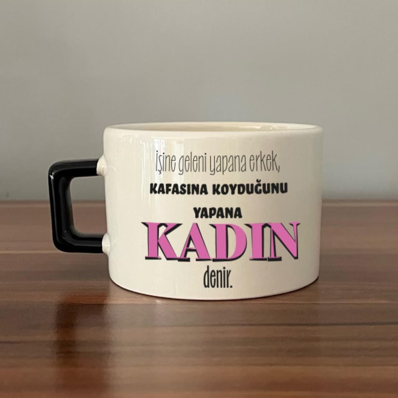 İşine Geleni Yapana Erkek Baskılı Kadınlar Günü Siyah Kulplu Kare Espresso Fincanı