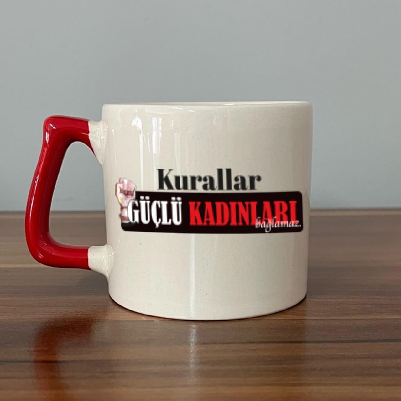 Kurallar Güçlü Kadınları Bağlamaz Baskılı Kadınlar Günü Kırmızı Kulplu Prime Kupa