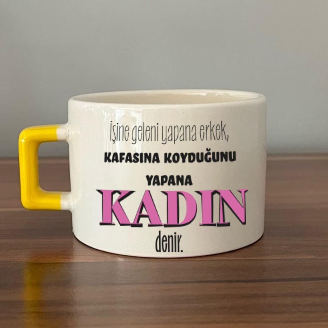 İşine Geleni Yapana Erkek Baskılı Kadınlar Günü Sarı Kulplu Kare Espresso Fincanı