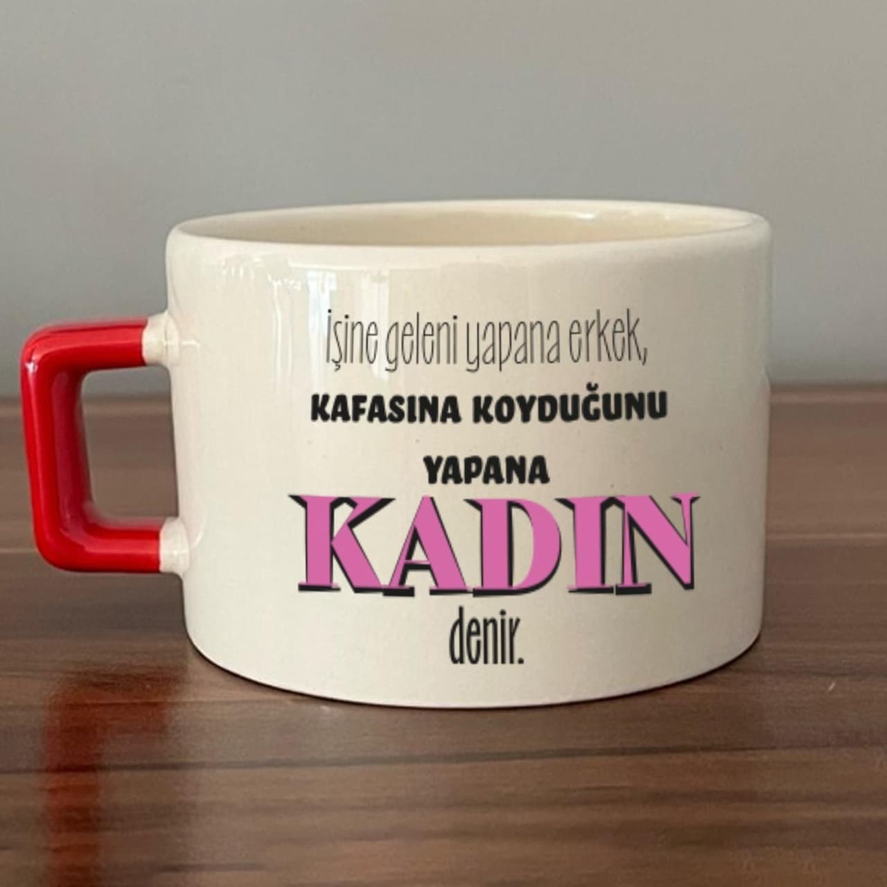 İşine Geleni Yapana Erkek Baskılı Kadınlar Günü Kırmızı Kulplu Kare Espresso Fincanı