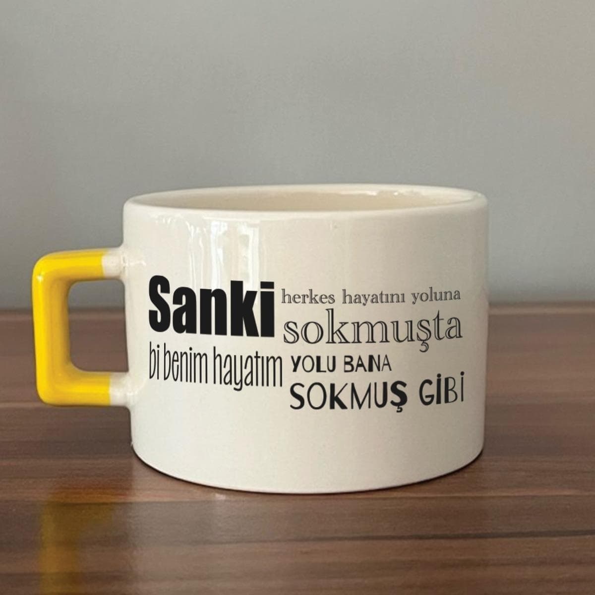 Sanki Herkes Hayatını Yoluna Sokmuşta Baskılı Sarı Kulplu Kare Espresso Fincanı