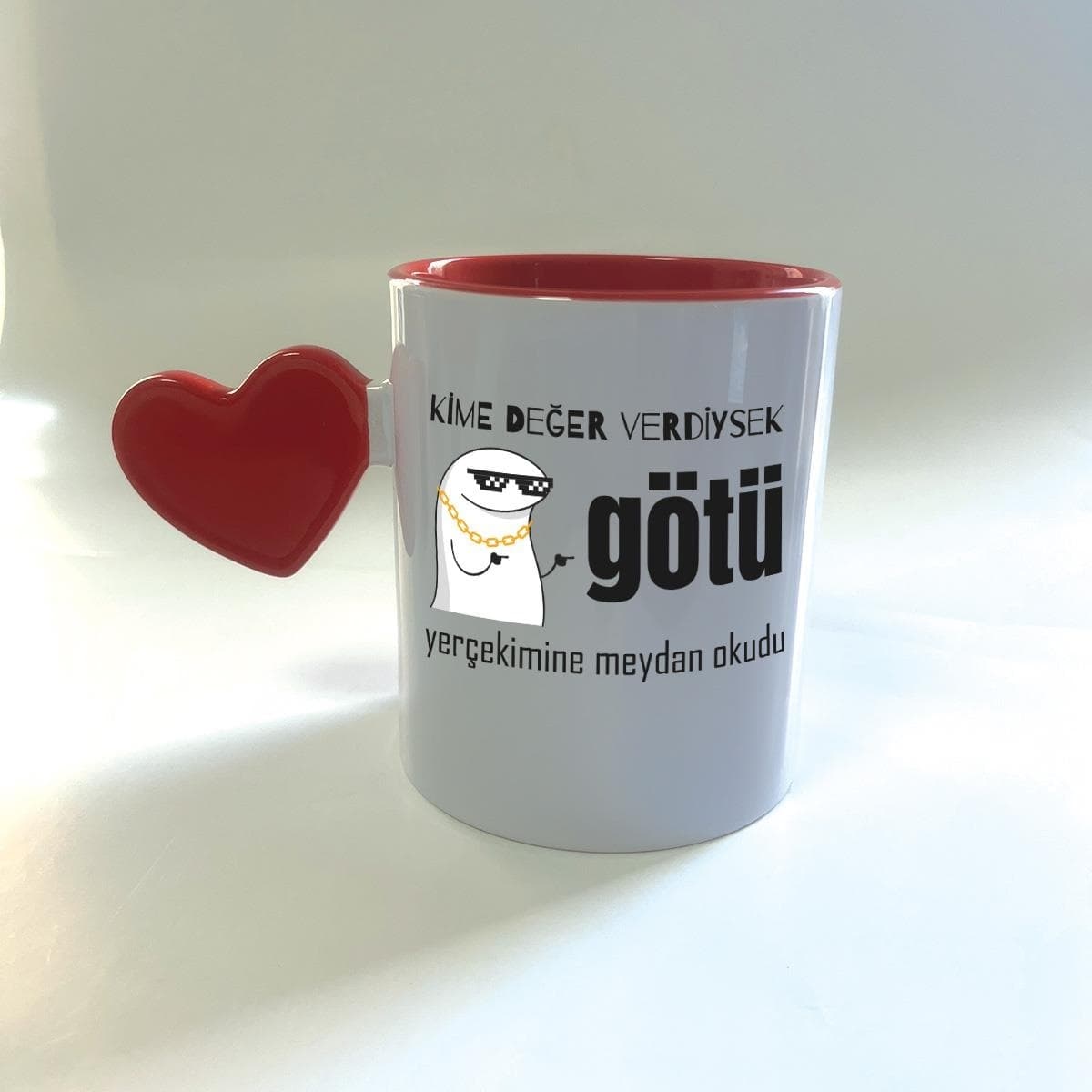 Kime Değer Verdiysek Götü Yerçekimine Meydan Okudu Baskılı Kırmızı Dolu Kalp Kulplu Mega Kupa