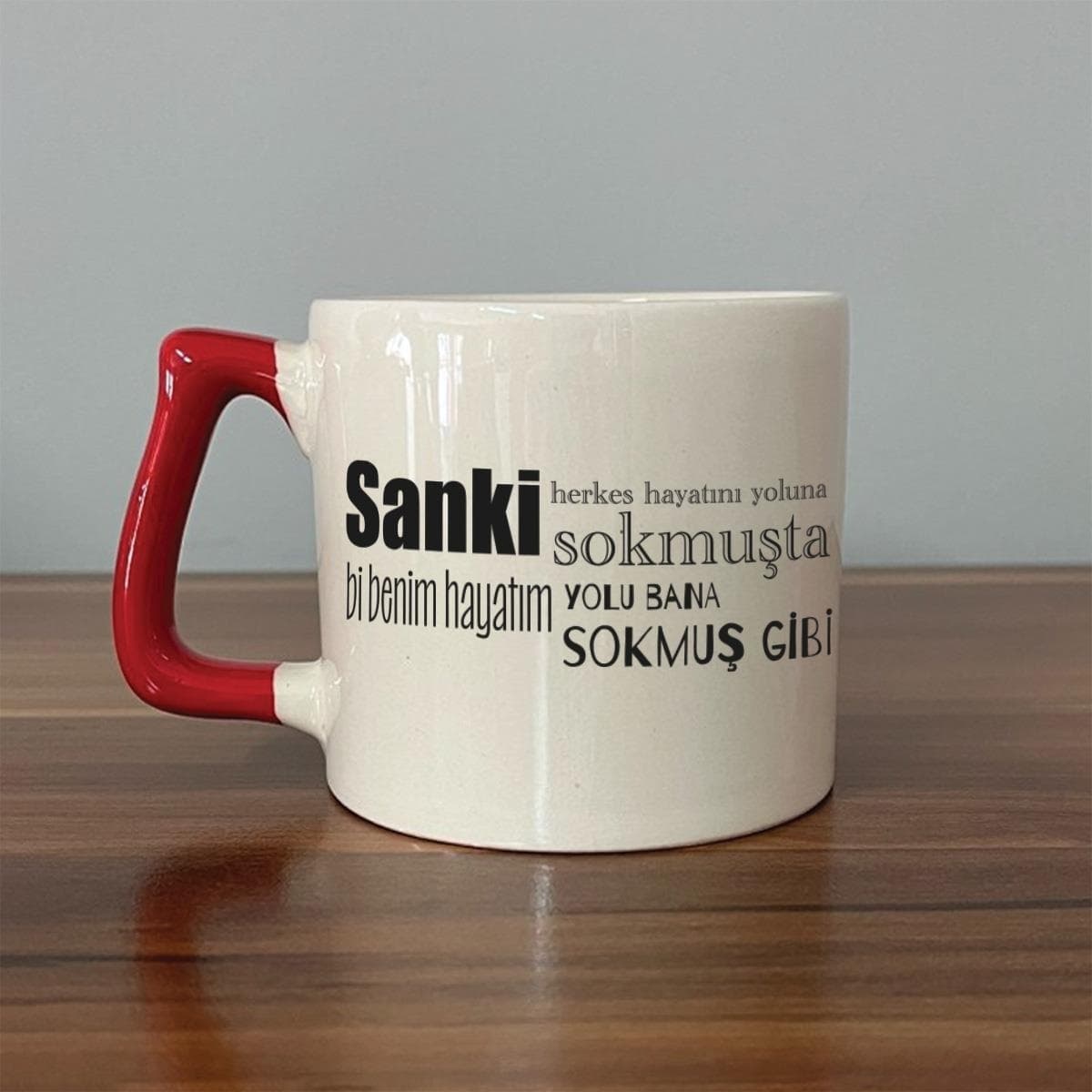 Sanki Herkes Hayatını Yoluna Sokmuşta Baskılı Kırmızı Kulplu Prime Kupa