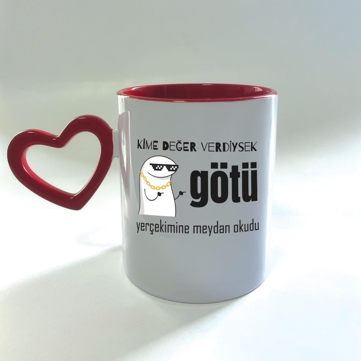 Kime Değer Verdiysek Götü Yerçekimine Meydan Okudu Baskılı Kırmızı Boş Kalp Kulplu Mega Kupa