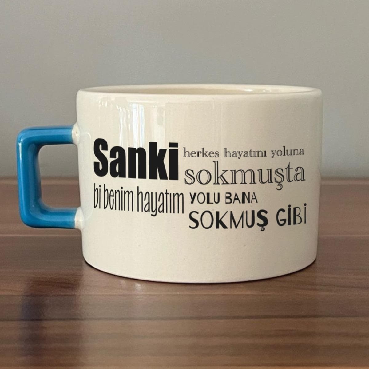 Sanki Herkes Hayatını Yoluna Sokmuşta Baskılı Mavi Kulplu Kare Espresso Fincanı