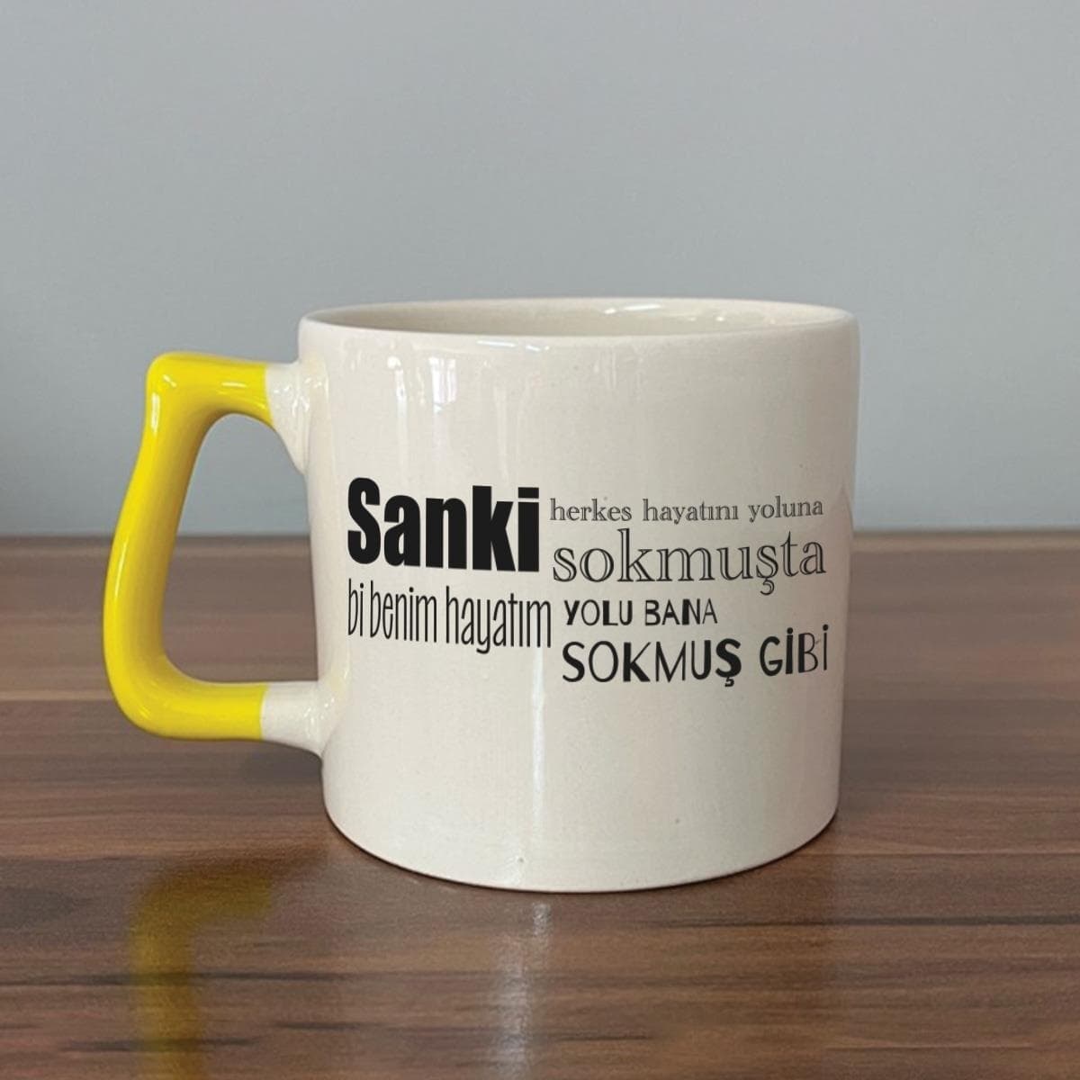 Sanki Herkes Hayatını Yoluna Sokmuşta Baskılı Sarı Kulplu Prime Kupa