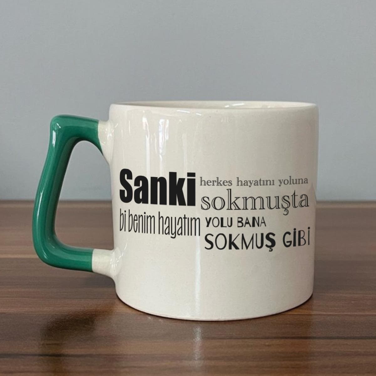 Sanki Herkes Hayatını Yoluna Sokmuşta Baskılı Yeşil Kulplu Prime Kupa