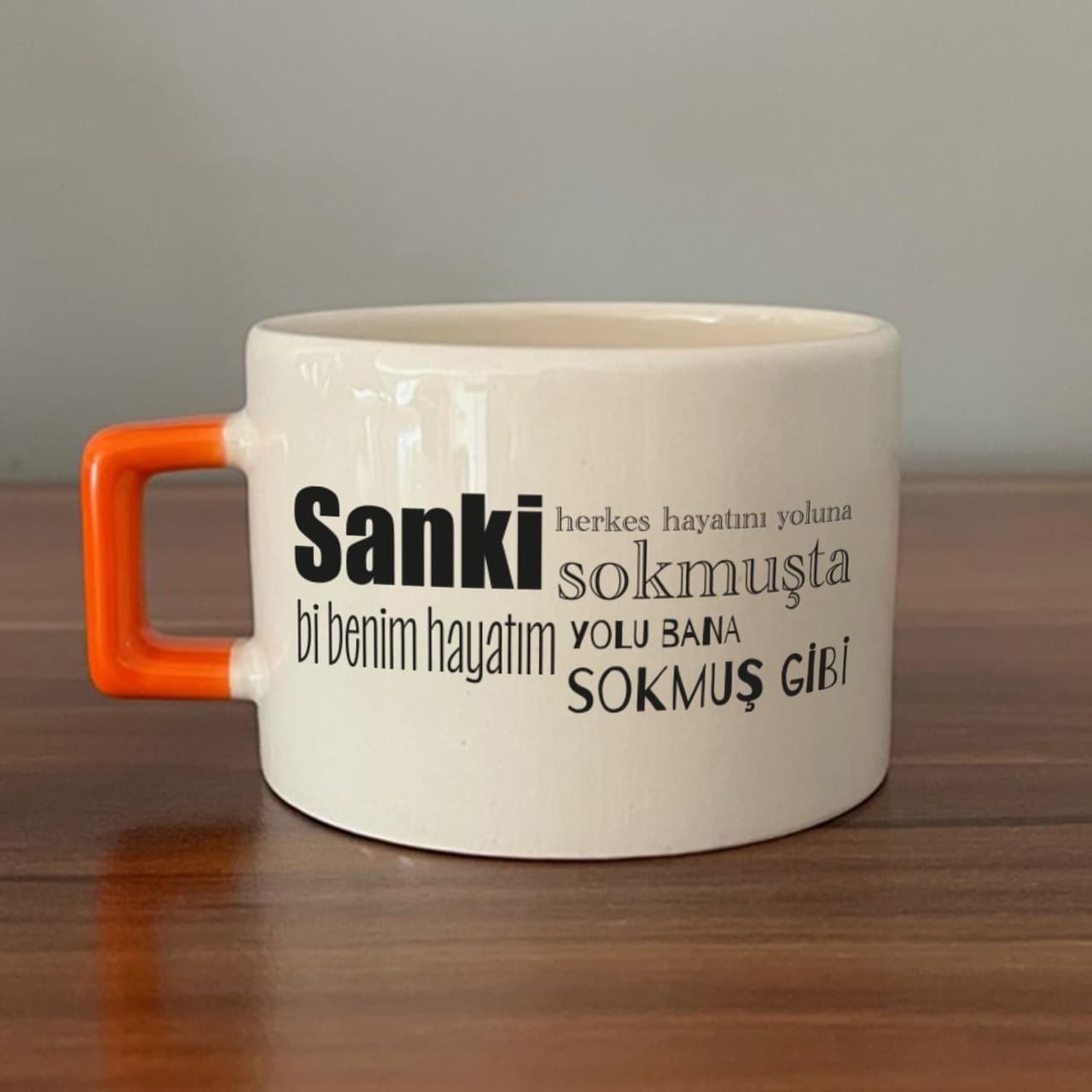 Sanki Herkes Hayatını Yoluna Sokmuşta Baskılı Turuncu Kulplu Kare Espresso Fincanı