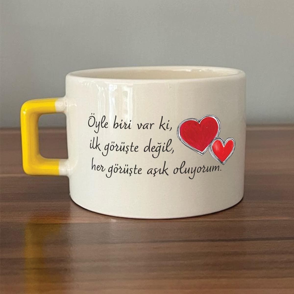 Öyle Biri Var Ki Baskılı Sarı Kulplu Kare Espresso Fincanı