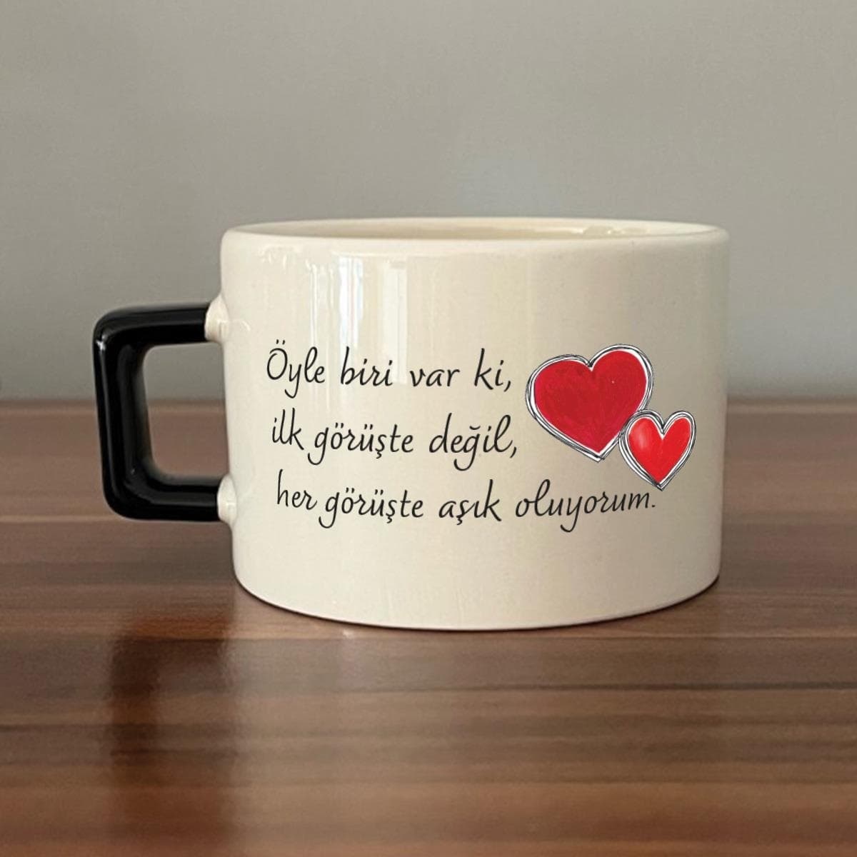 Öyle Biri Var Ki Baskılı Siyah Kulplu Kare Espresso Fincanı
