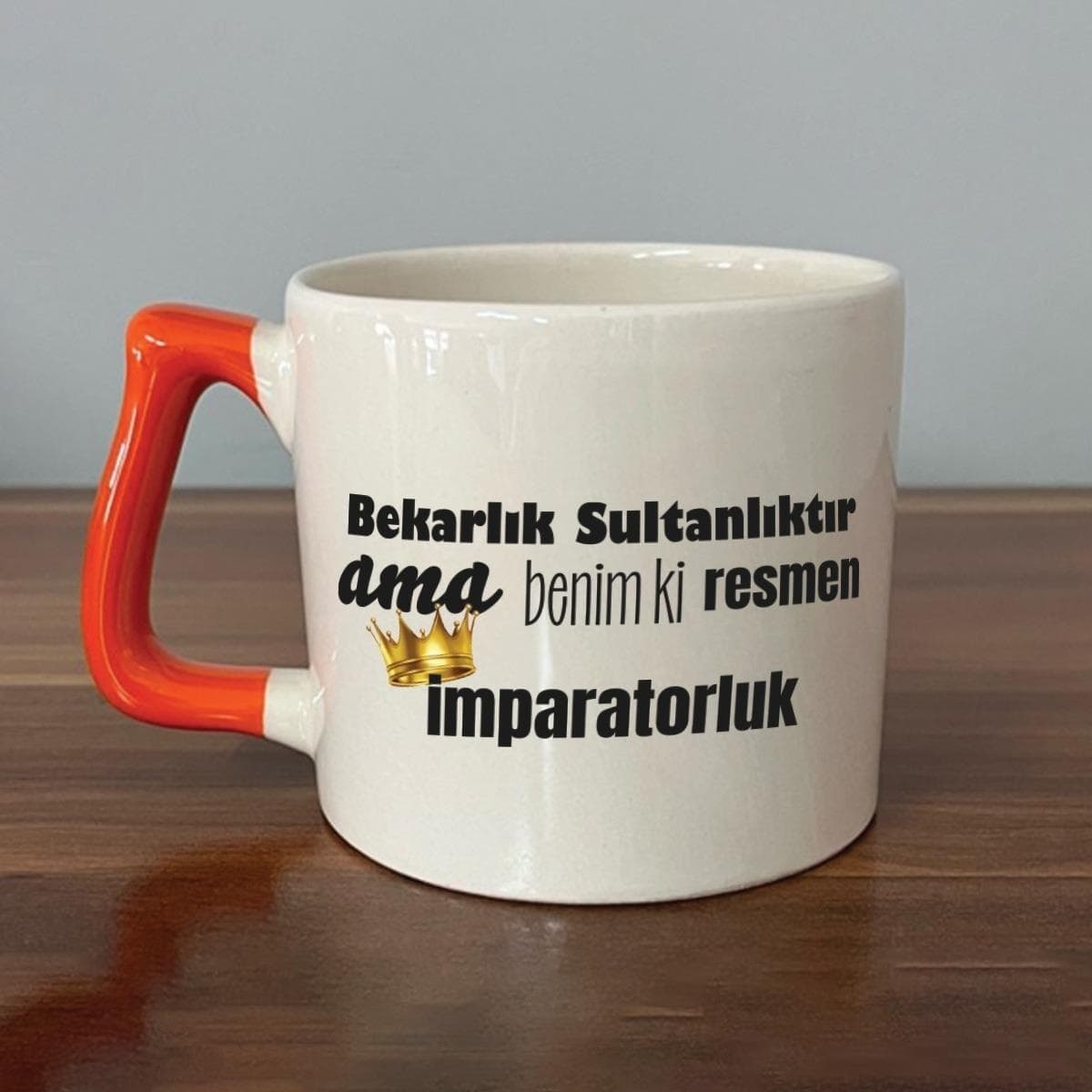Mor Mürekkep Bekarlık Sultanlıktır Ama Baskılı Turuncu Kulplu Prime Kupa