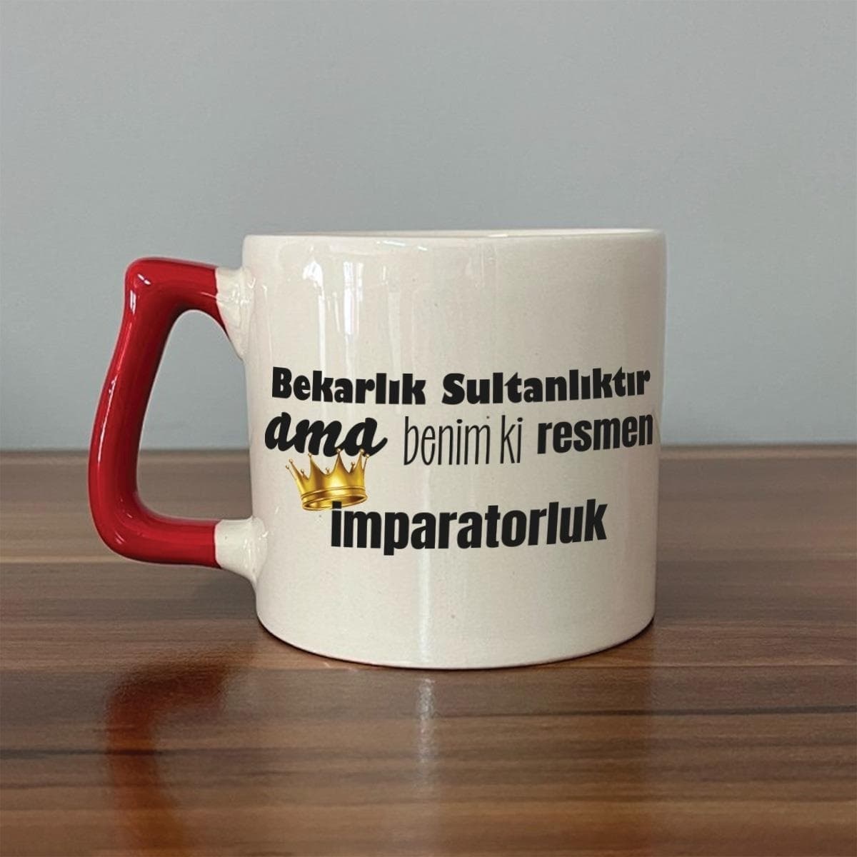 Mor Mürekkep Bekarlık Sultanlıktır Ama Baskılı Kırmızı Kulplu Prime Kupa