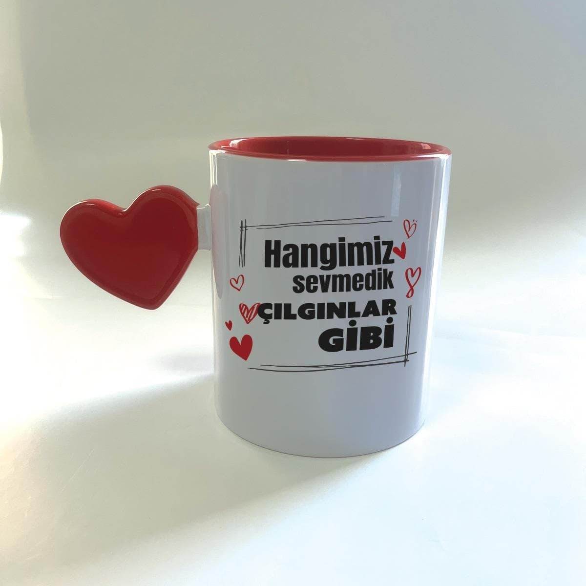 Hangimiz Sevmedik Çılgınlar Gibi Baskılı Kırmızı Dolu Kalp Kulplu Mega Kupa
