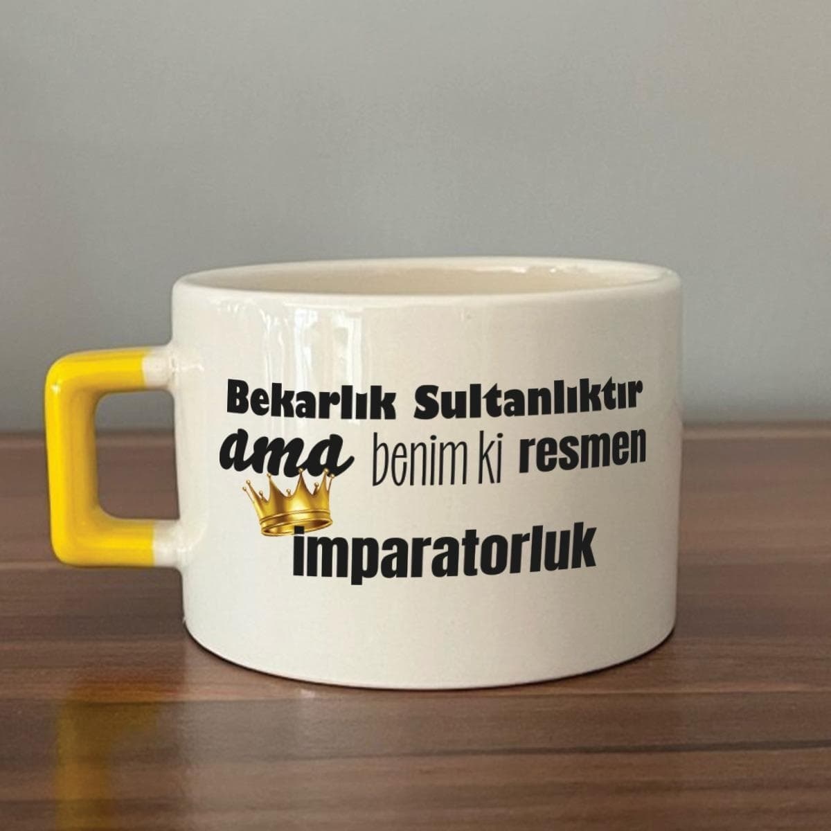 Bekarlık Sultanlıktır Ama Baskılı Sarı Kulplu Kare Espresso Fincanı