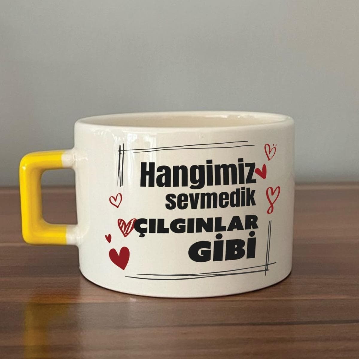 Hangimiz Sevmedik Çılgınlar Gibi Baskılı Sarı Kulplu Kare Espresso Fincanı