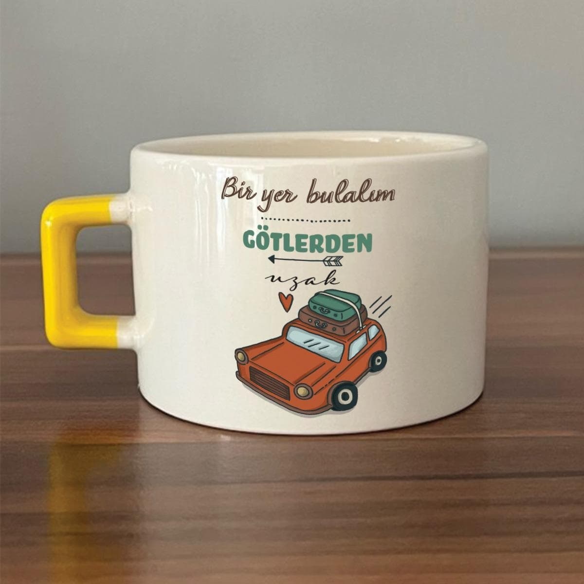 Bir Yer Bulalım Götlerden Uzak Baskılı Sarı Kulplu Kare Espresso Fincanı