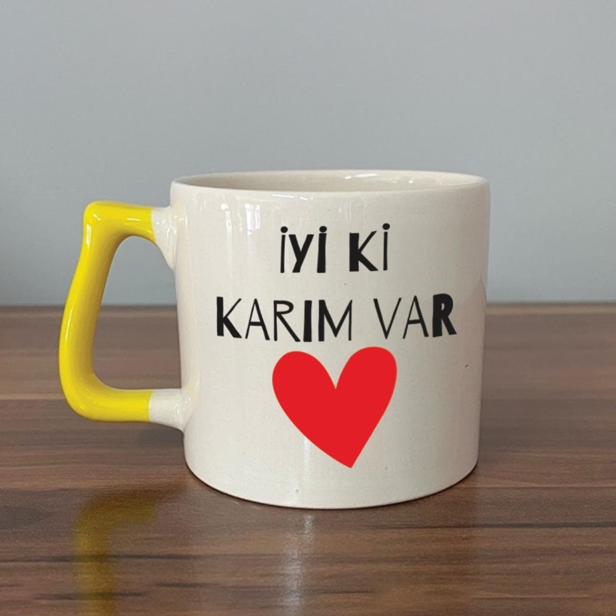İyi Ki Karım Var Baskılı Sarı Kulplu Prime Sevgililer Günü Kupası