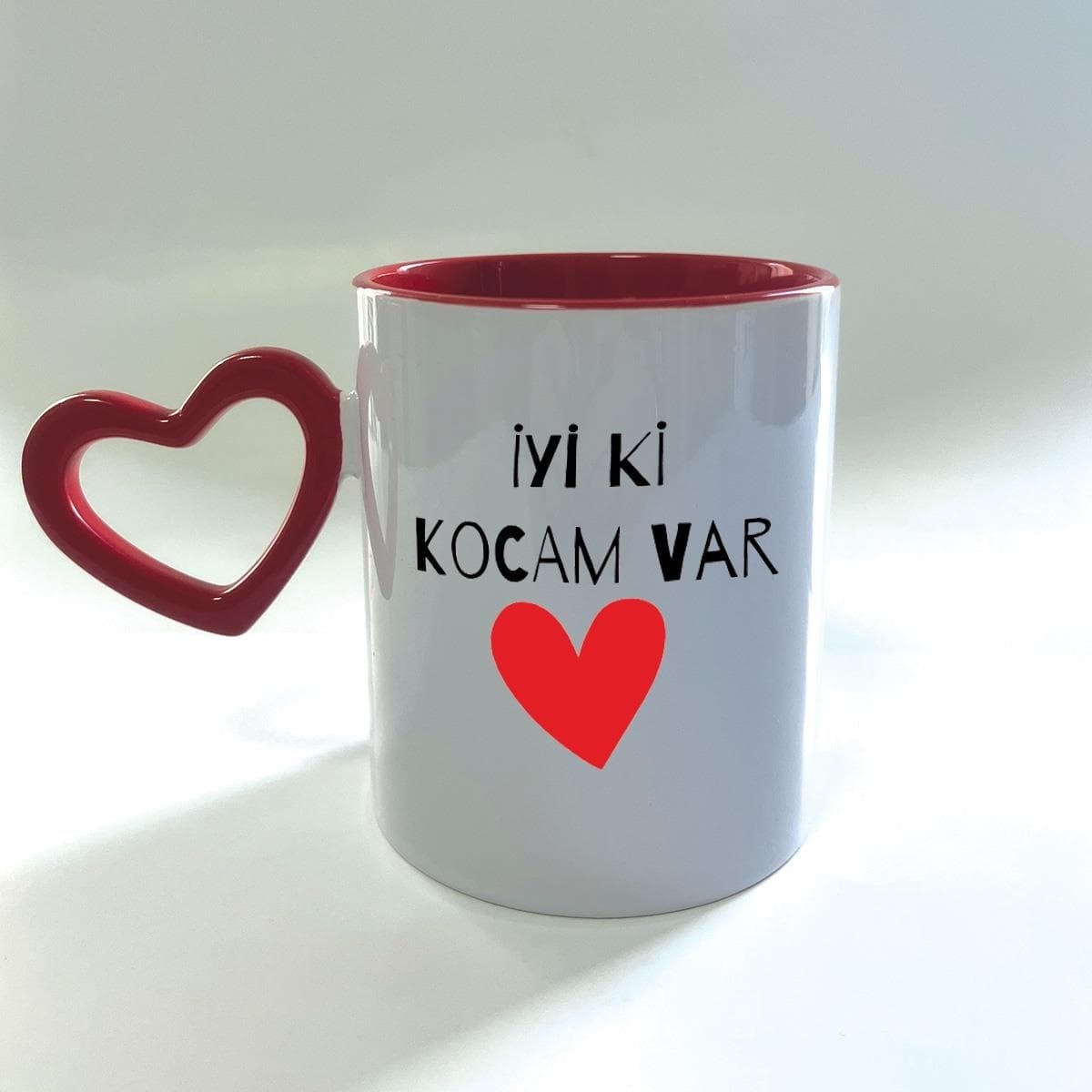 İyi Ki Kocam Var Baskılı Kırmızı Boş Kalp Kulplu Mega Sevgililer Günü Kupası