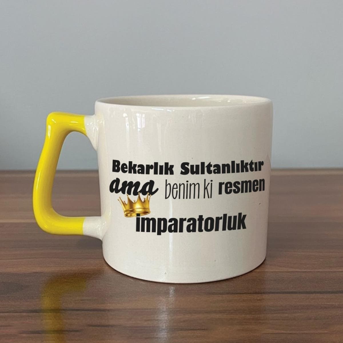 Mor Mürekkep Bekarlık Sultanlıktır Ama Baskılı Sarı Kulplu Prime Kupa