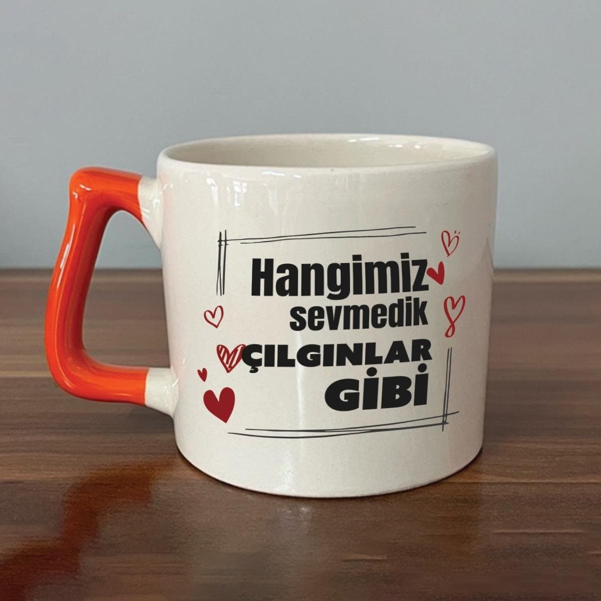 Hangimiz Sevmedik Çılgınlar Gibi Baskılı Turuncu Kulplu Prime Kupa