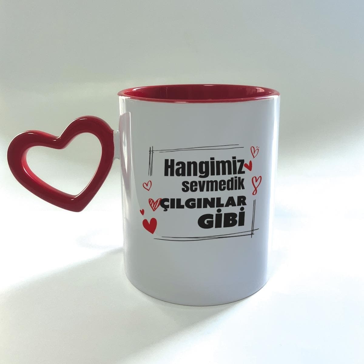 Hangimiz Sevmedik Çılgınlar Gibi Baskılı Kırmızı Boş Kalp Kulplu Mega Kupa