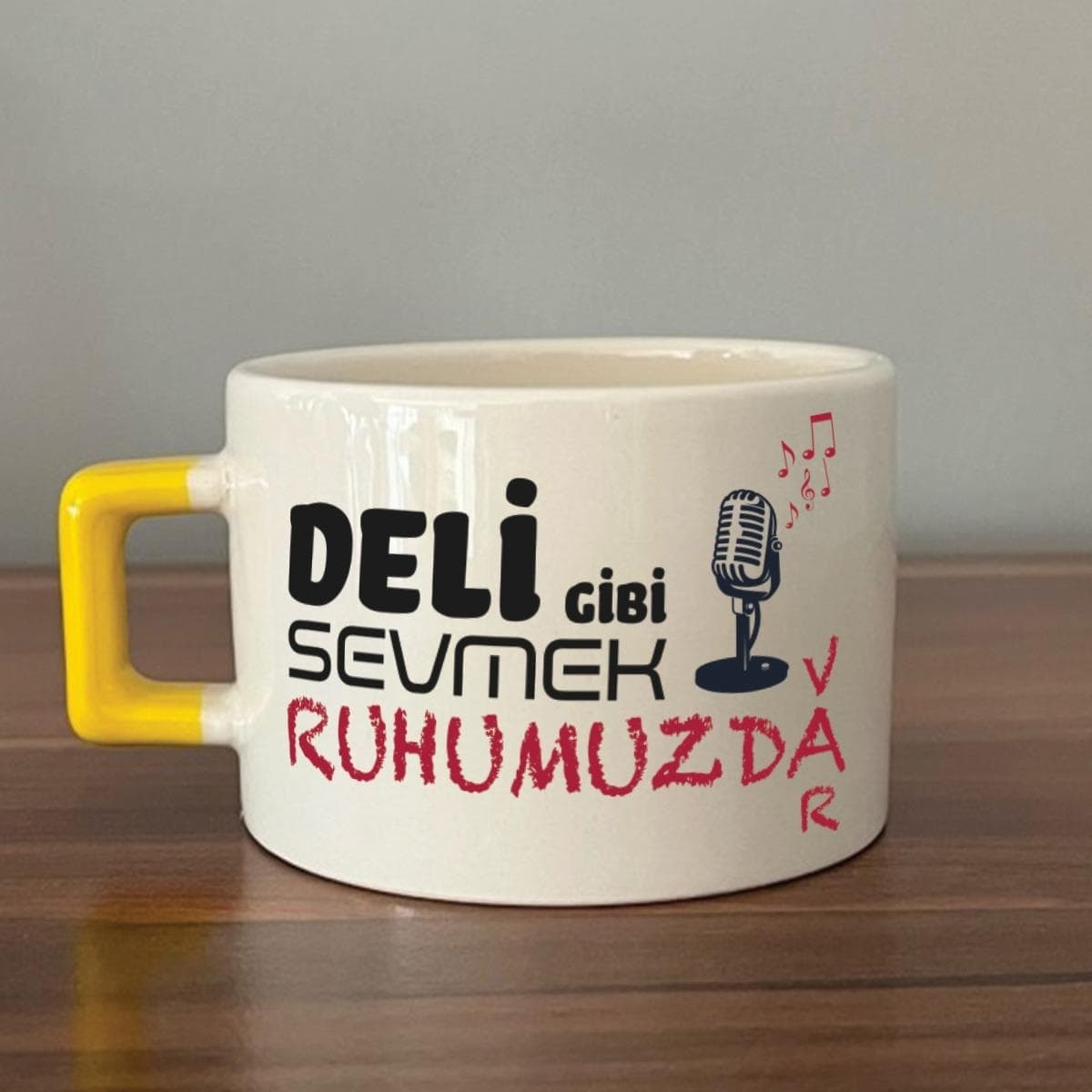 Deli Gibi Sevmek Ruhumuzda Var Baskılı Sarı Kulplu Kare Espresso Fincanı