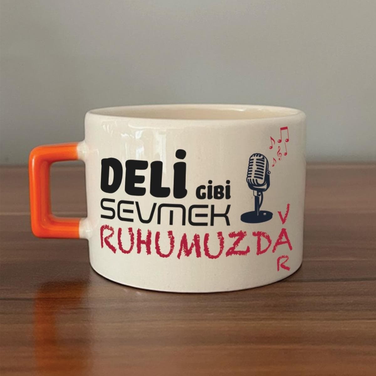 Deli Gibi Sevmek Ruhumuzda Var Baskılı Turuncu Kulplu Kare Espresso Fincanı