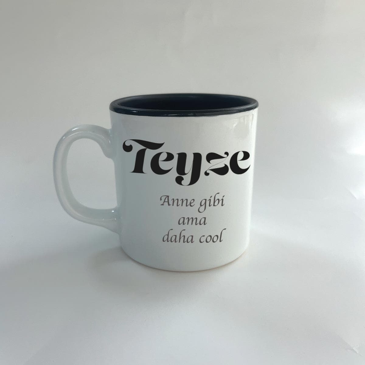 Anne Gibi Ama Daha Cool Yazılı Teyze Baskılı Siyah Multi Kupa