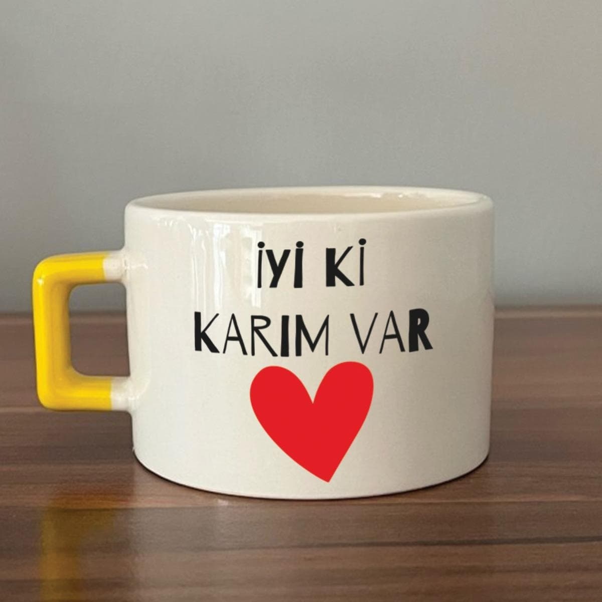 İyi Ki Karım Var Baskılı Sarı Kulplu Kare Espresso Sevgililer Günü Fincanı